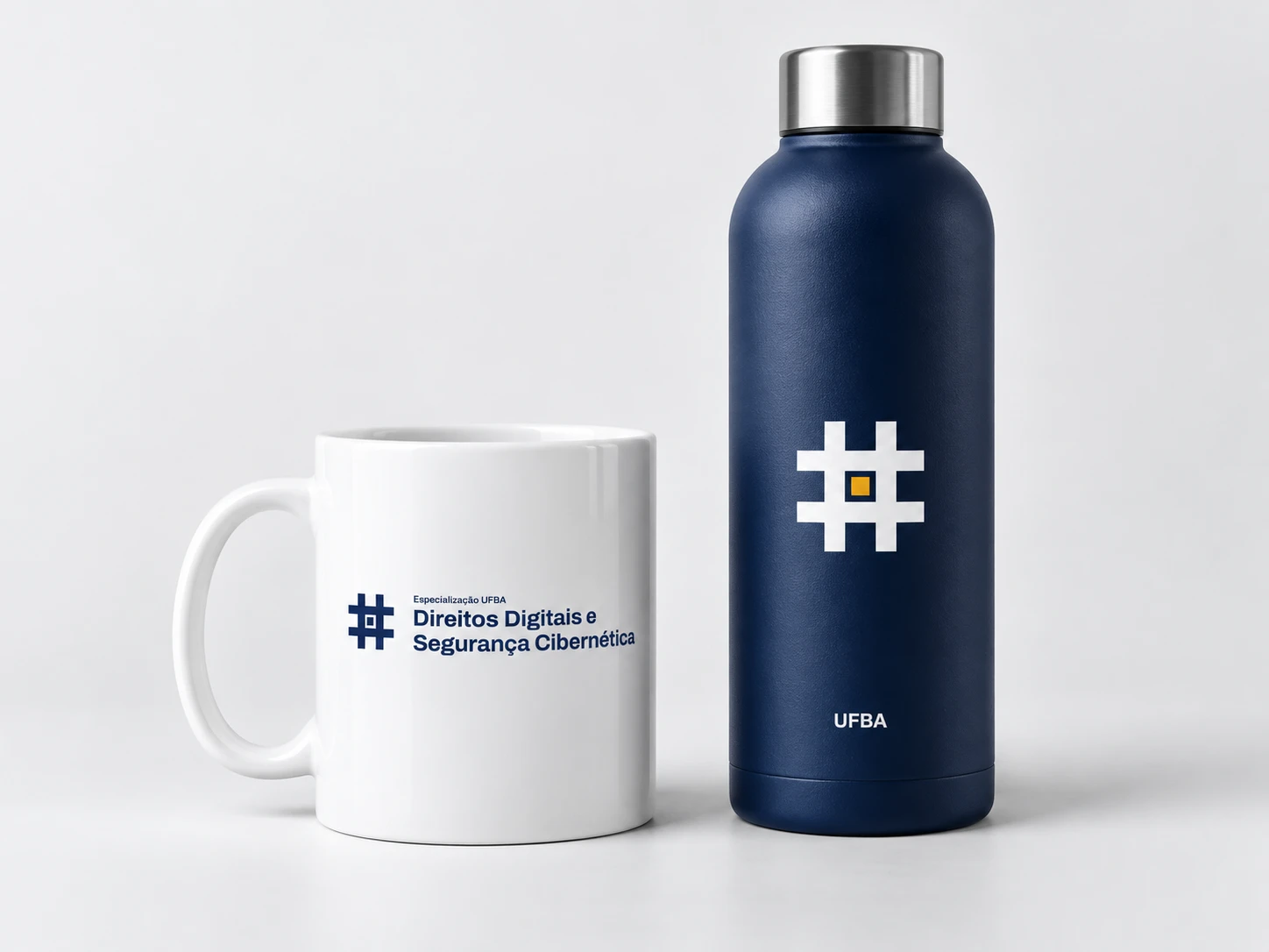 Caneca branca com a assinatura horizontal e garrafa azul com o símbolo